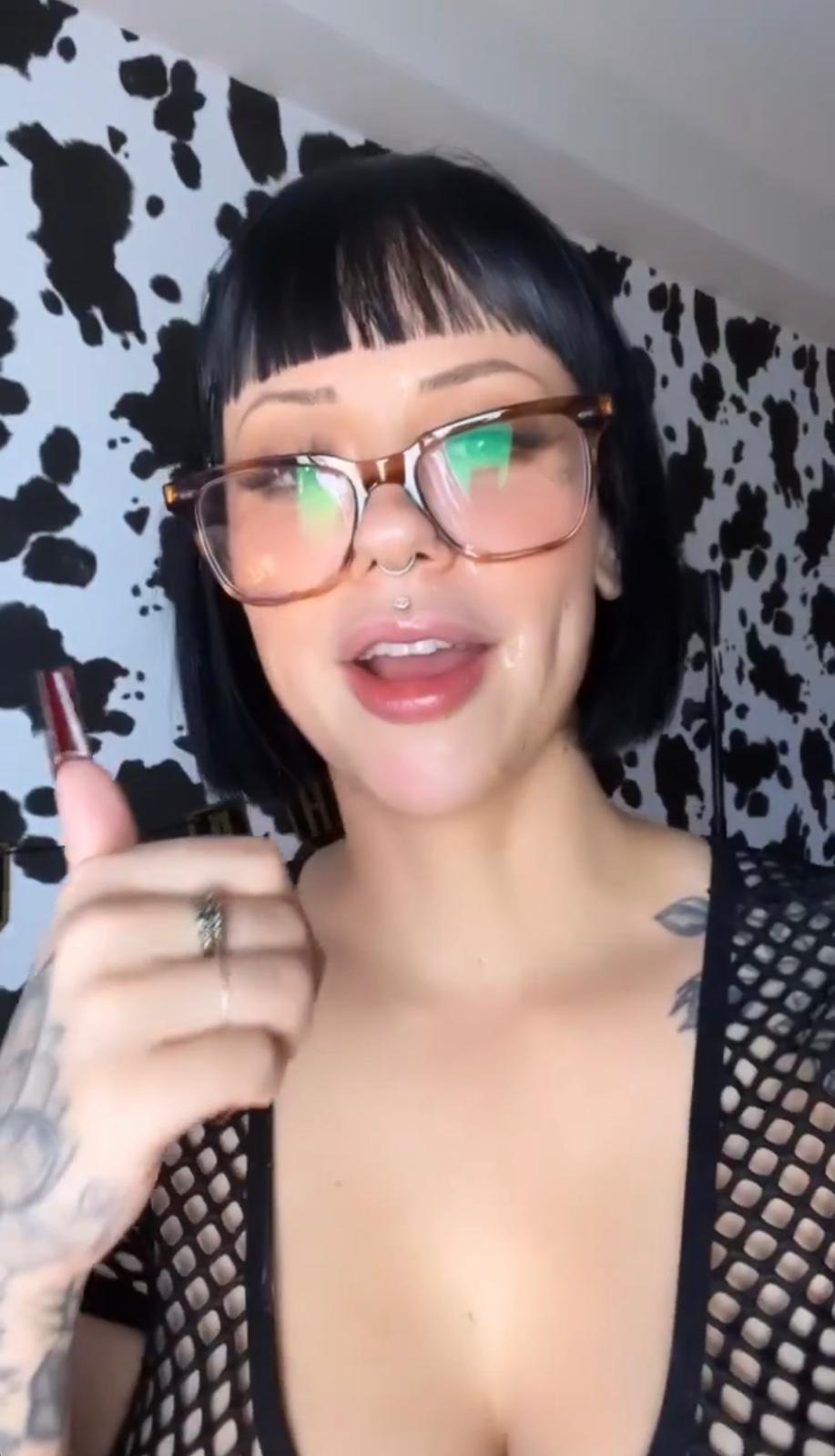 Escort available for hook up Escort available for hook up