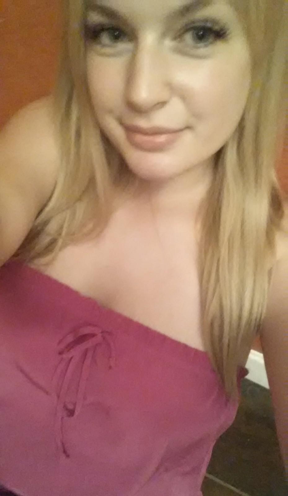 Available for hookup and massage, hit me up for deal Available for hookup and massage, hit me up for deal