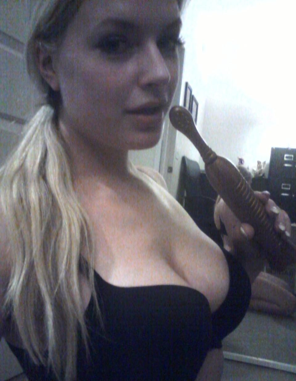 Available for hookup and massage, hit me up for deal Available for hookup and massage, hit me up for deal