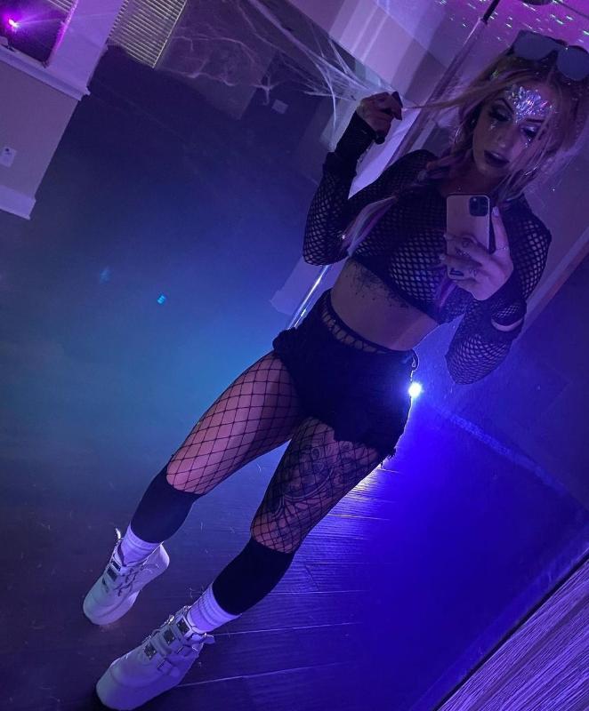 Available for hookup and ready to fuck hard cock🍆🍆🥵🥵 Around 💦💦👅👅🍑🍑🥂