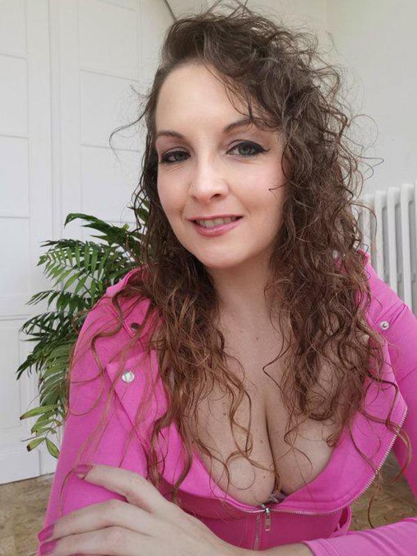 I’m available for both incall & outcall 🍆🍑💦