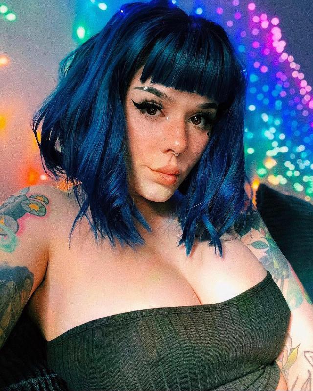 I’m female escort available for hook up 👅plus I sell my hot nudes and videos