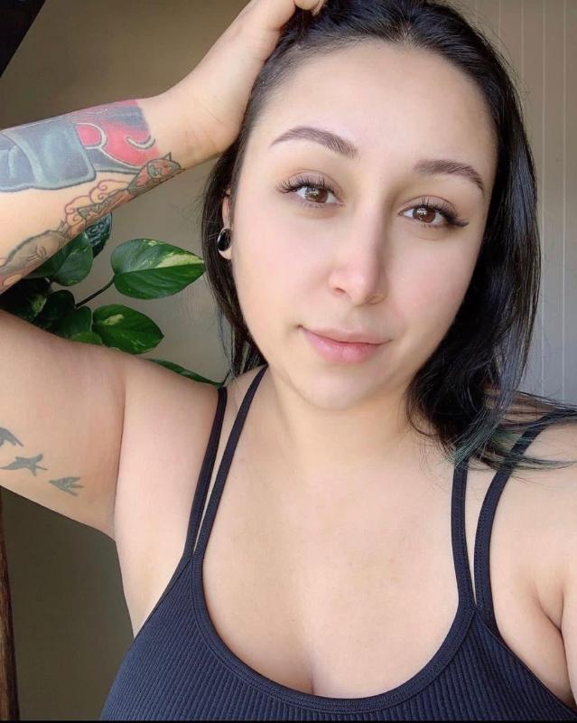 I’m available for hookup👅
