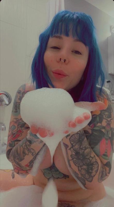 AM AVAILABLE FOR HOOKUP