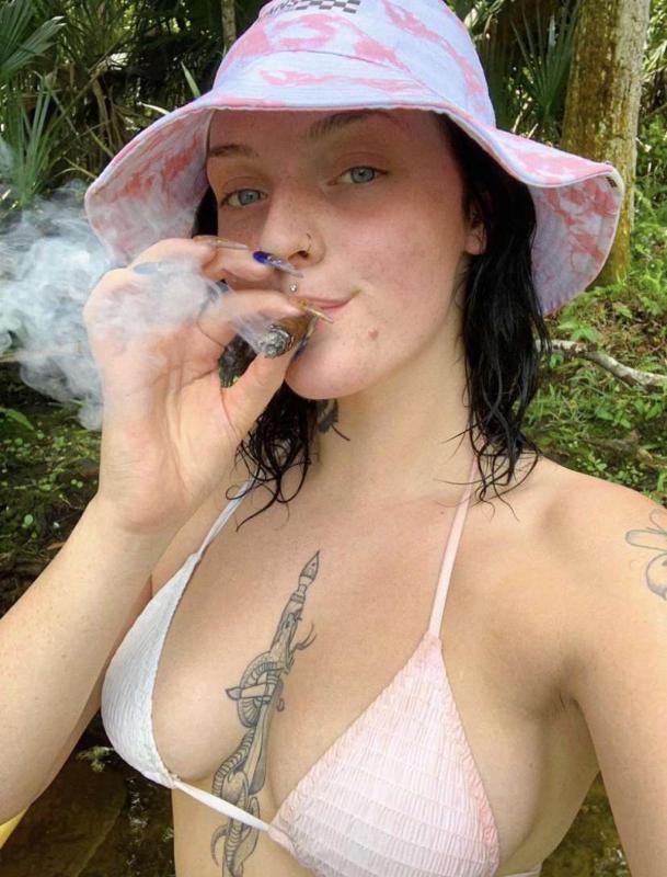 i’m Jeniffa 🍑🍆 , sells Drugs❄️💊&weed Add me for hoookup,couples fun,Beds