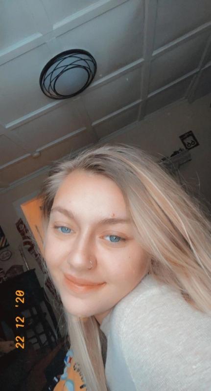 Horny asf HMU I’m available❤️👅