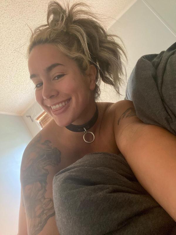 Available for hookup and massage 🍑💦🍆