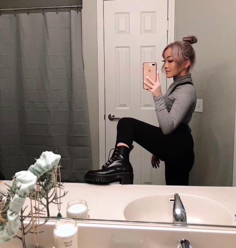 I’m scarlet I’m available for fun hmu now let’s meet and fuck